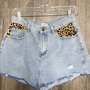 High waisted denim shorts with animalprint pockets